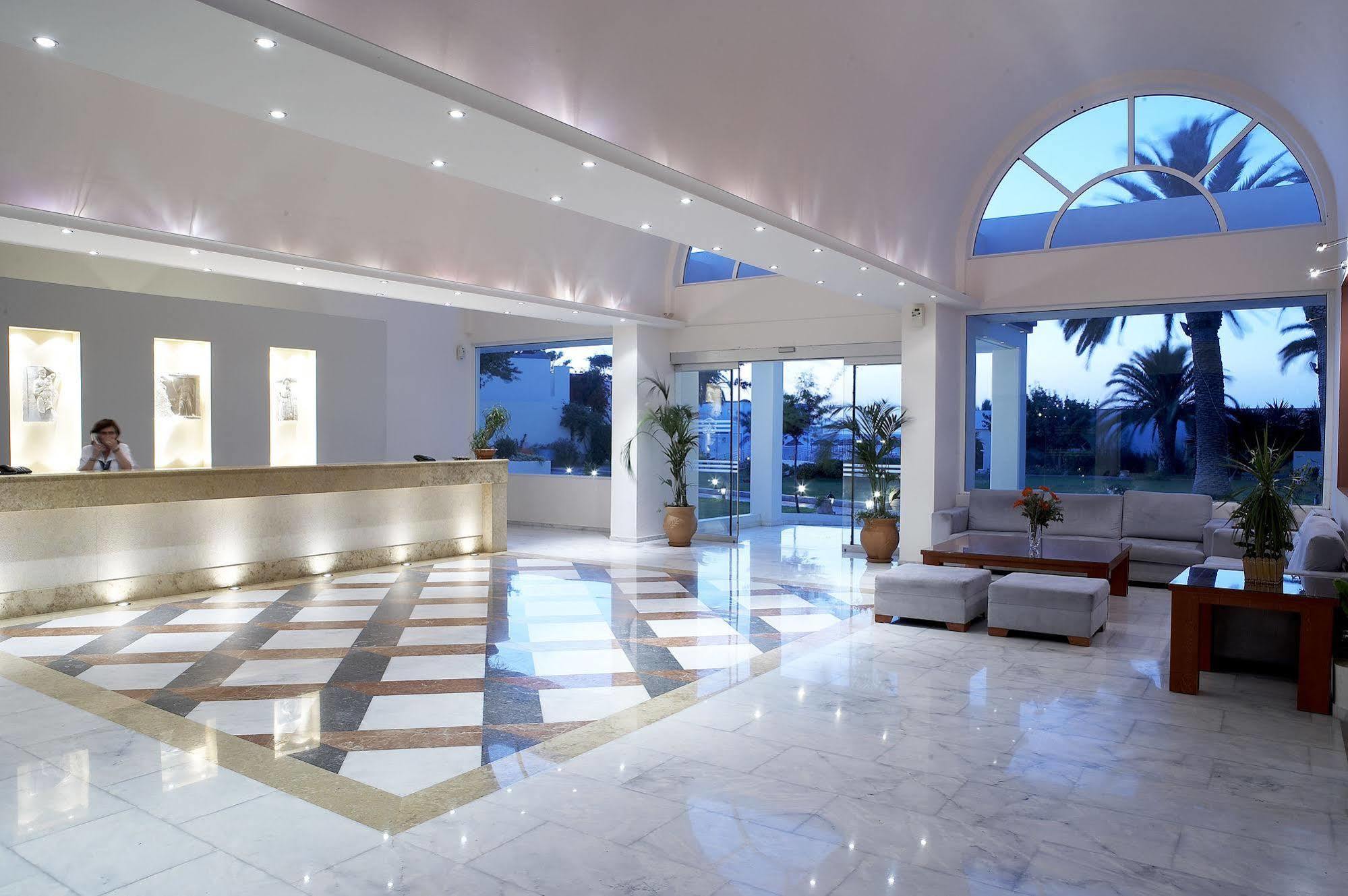 Avra Hotel 4*