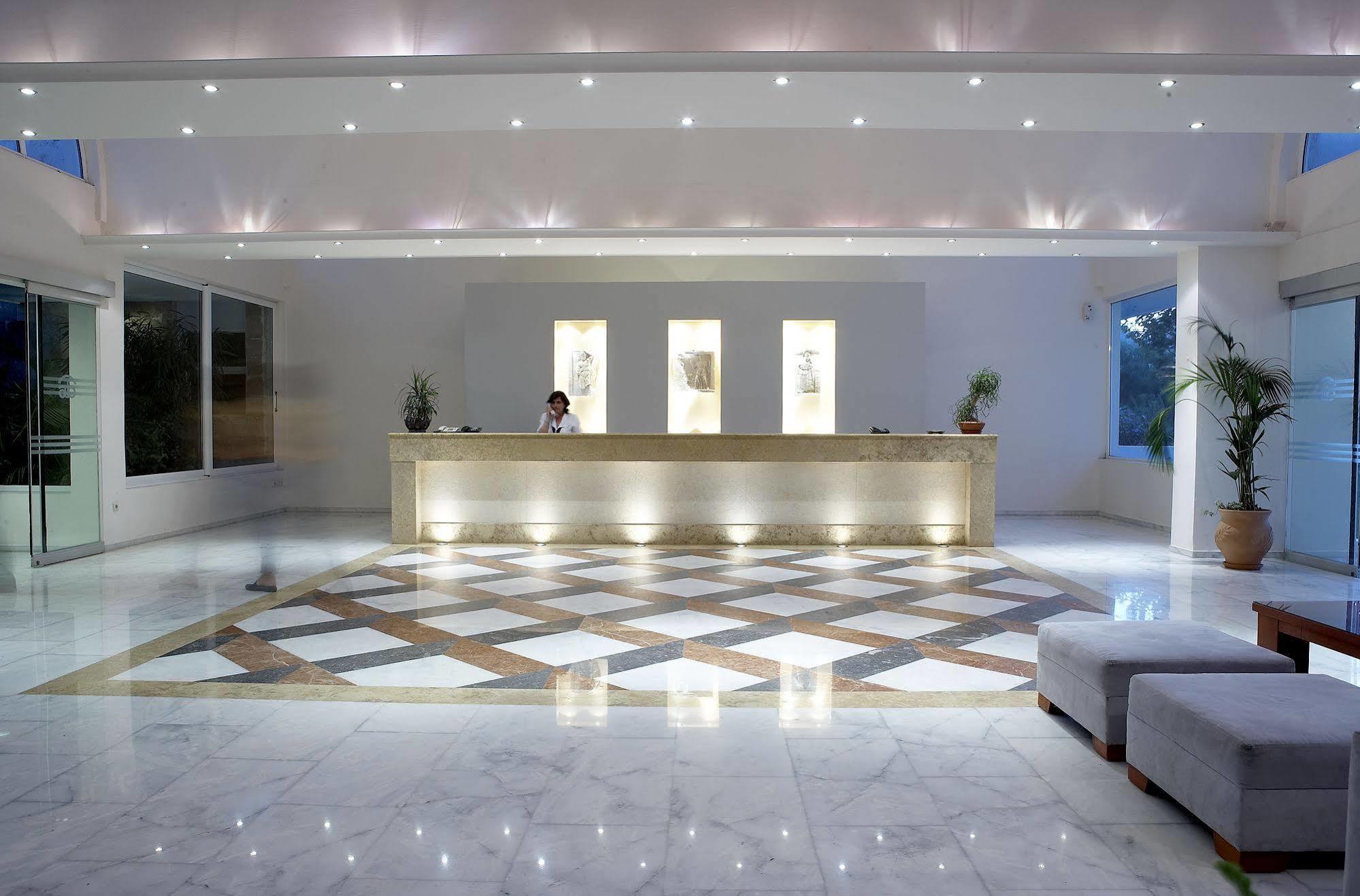 Hotel Avra 4*